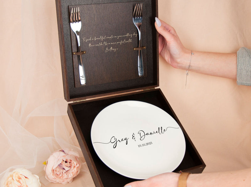 Set of wedding plate & personalized forks - Bridal shower gifts ideas