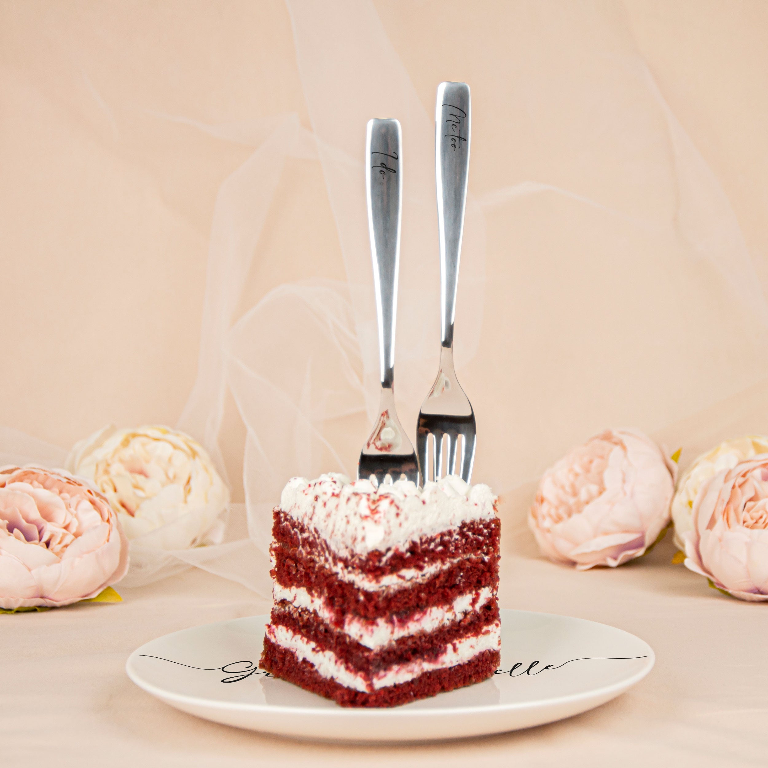 Set of wedding plate & personalized forks - Bridal shower gifts ideas