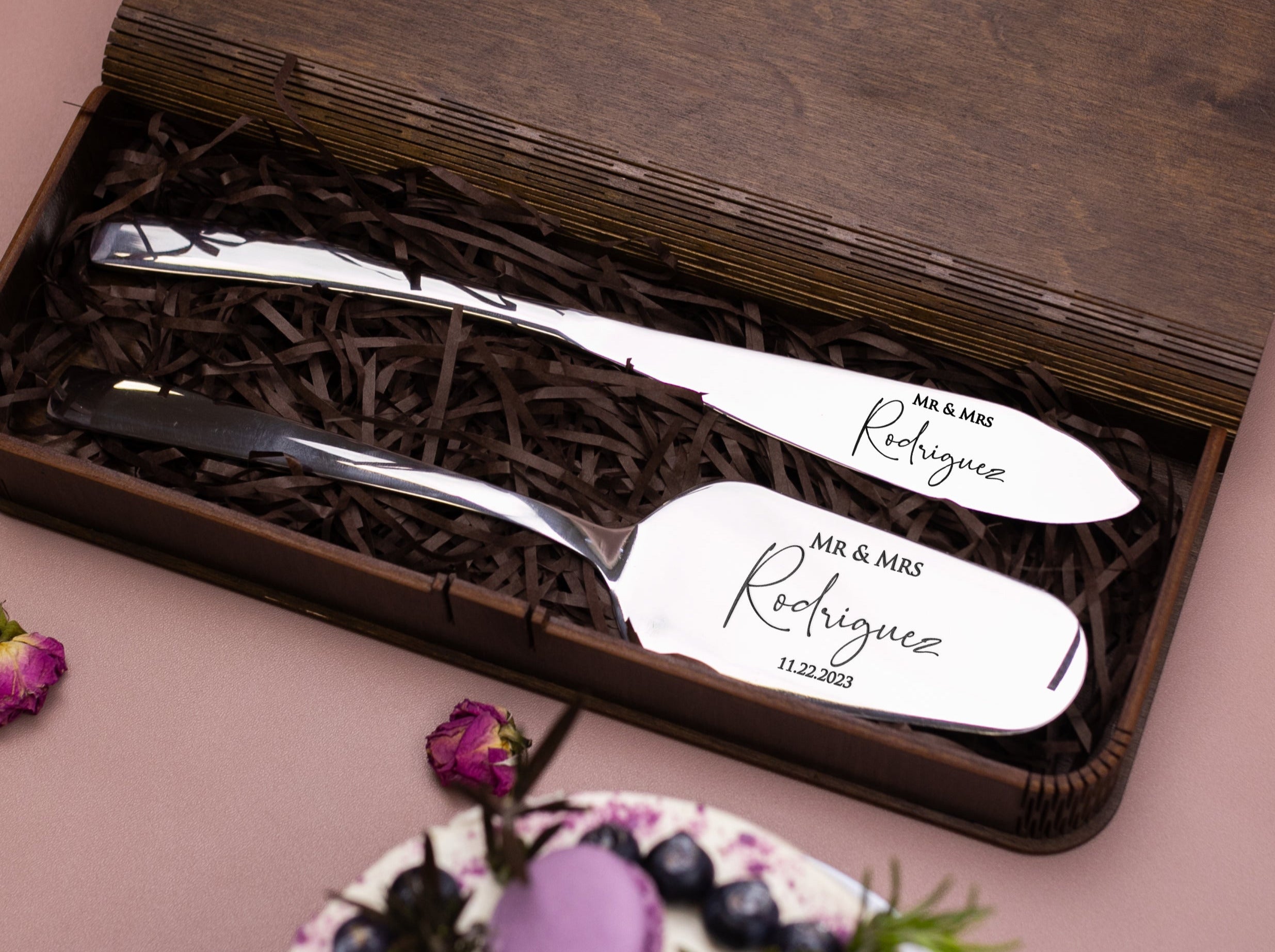 Personalized Wedding Cake Server Set - Wedding Gift for Mr and Mrs